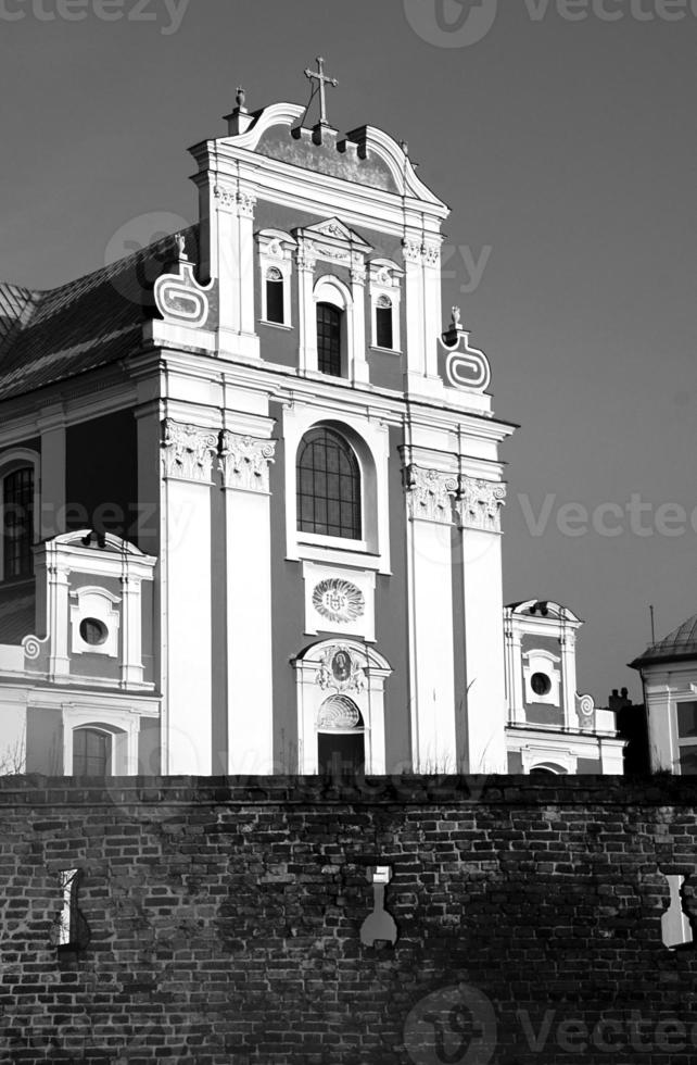 Muro y fachada barroca de la iglesia. foto