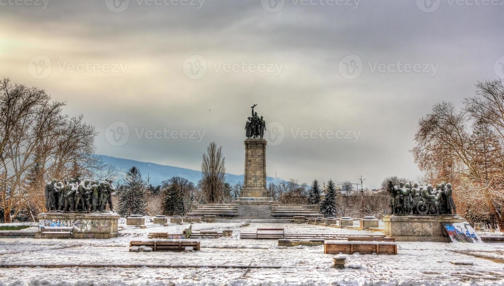 Monumento al ejército soviético en Knyazheska Gradina en Sofía foto