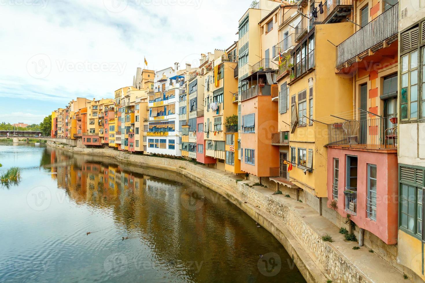 girona. fachadas multicolores de casas en el río onyar foto