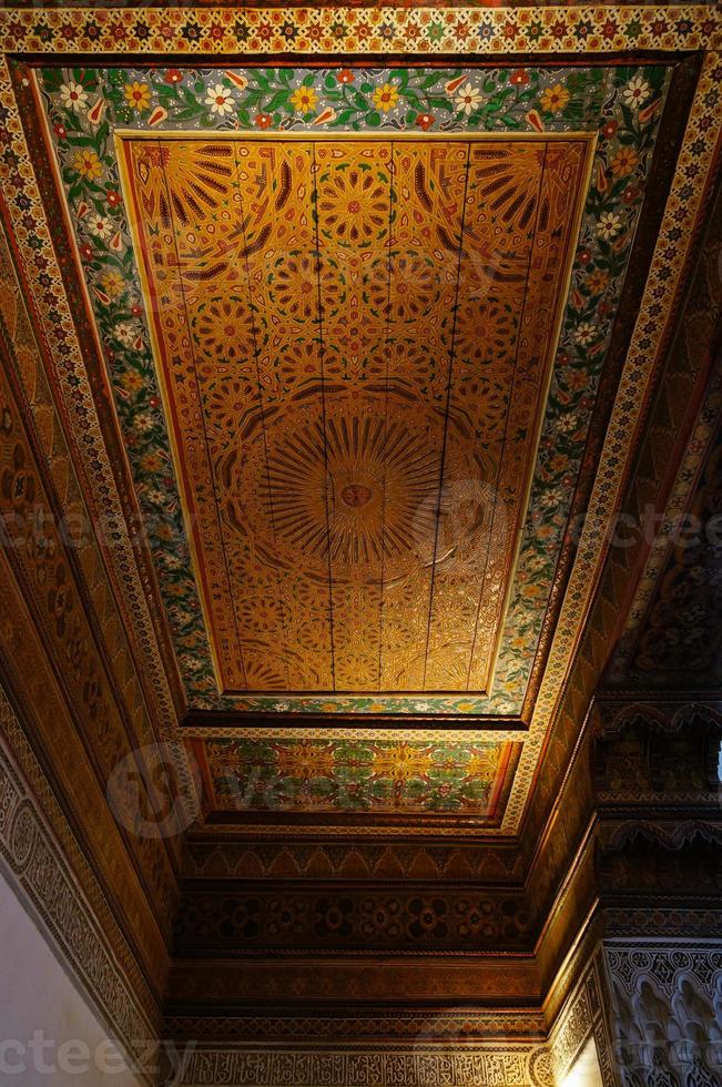 hermoso techo del palacio de bahia en marrakech, marruecos. foto