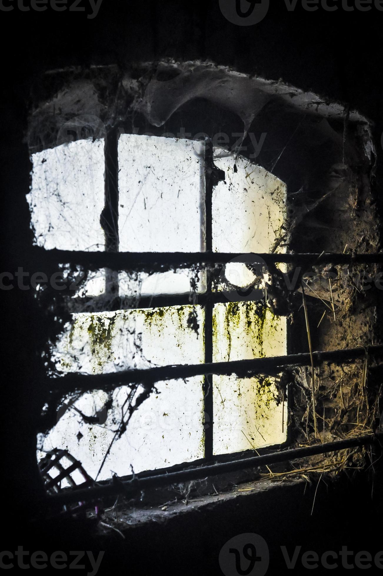вид из окна на грязную ферму. грязные окна во сне. грязные окна во сне. если окно грязное. грязные окна во сне.