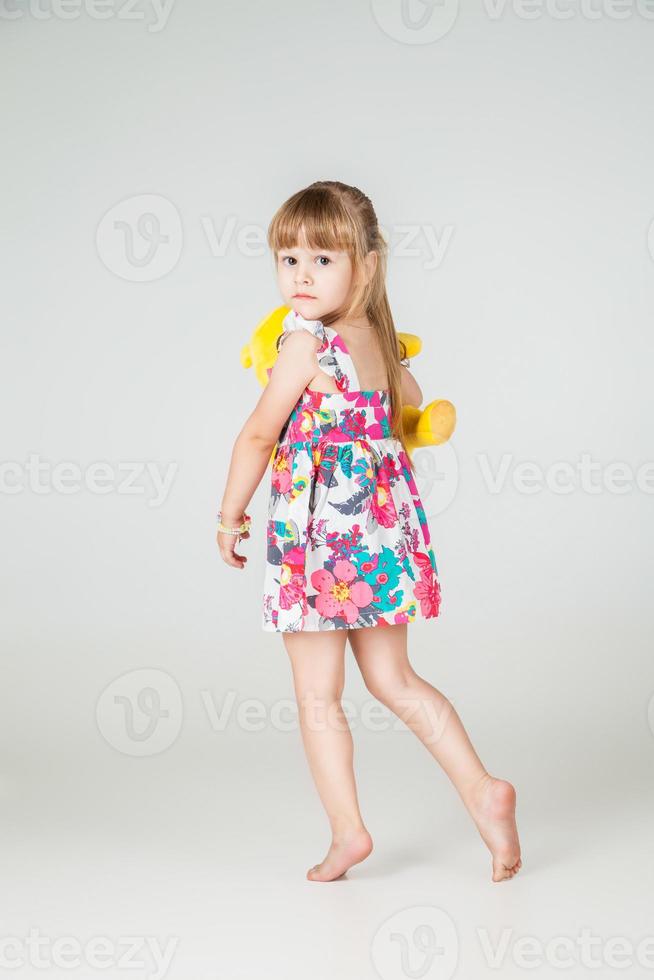 niña de moda en vestido hermoso posando foto
