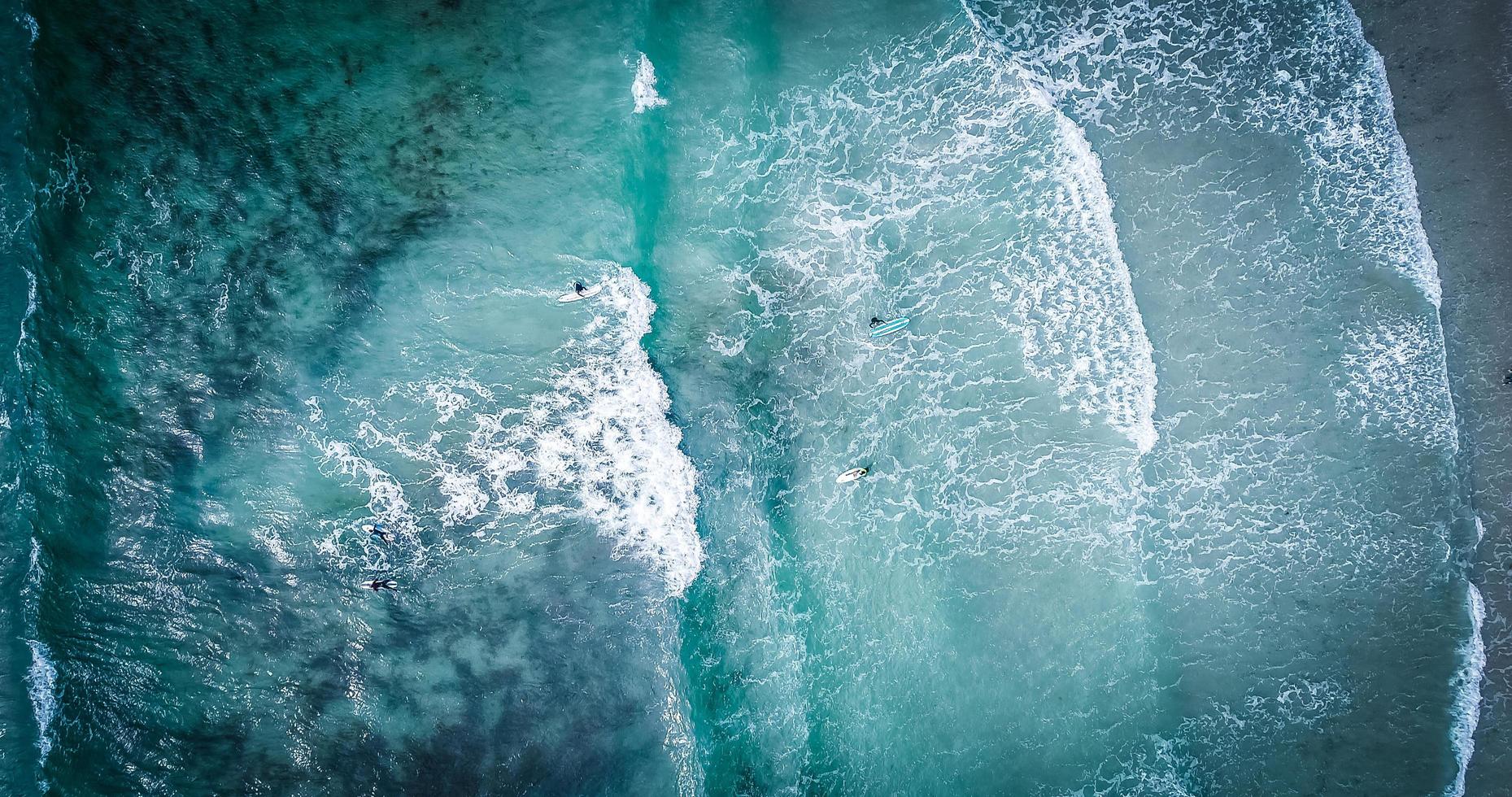 vista de los surfistas en las olas foto