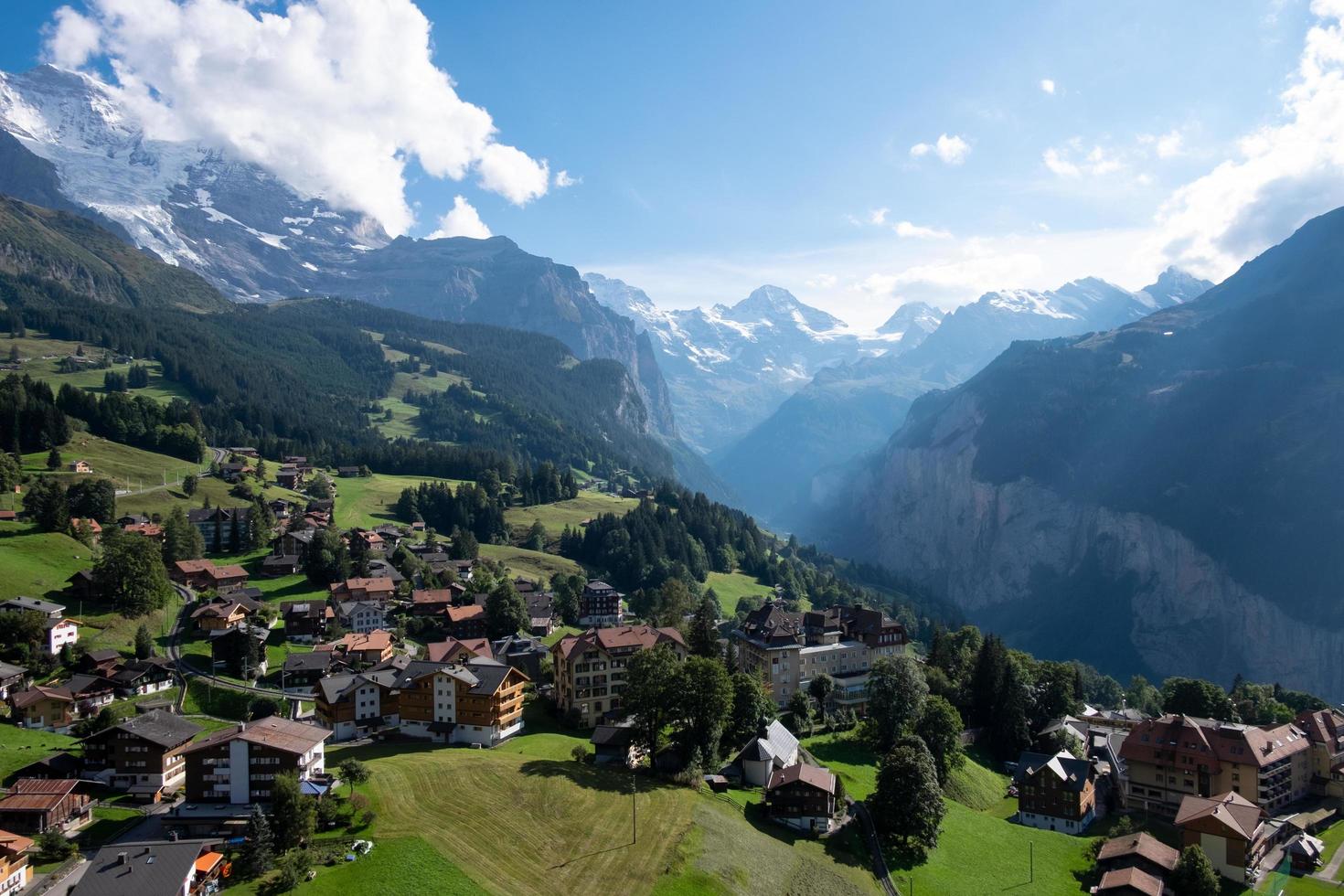 vista de pájaro de los alpes suizos foto