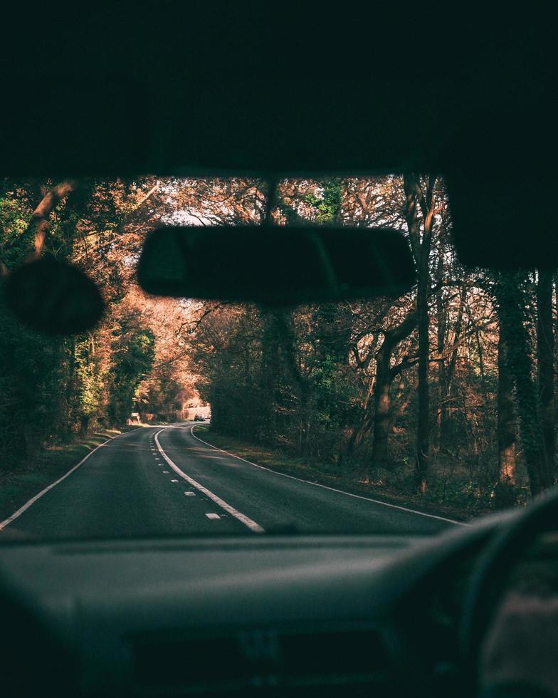 vista de una carretera a través del parabrisas foto