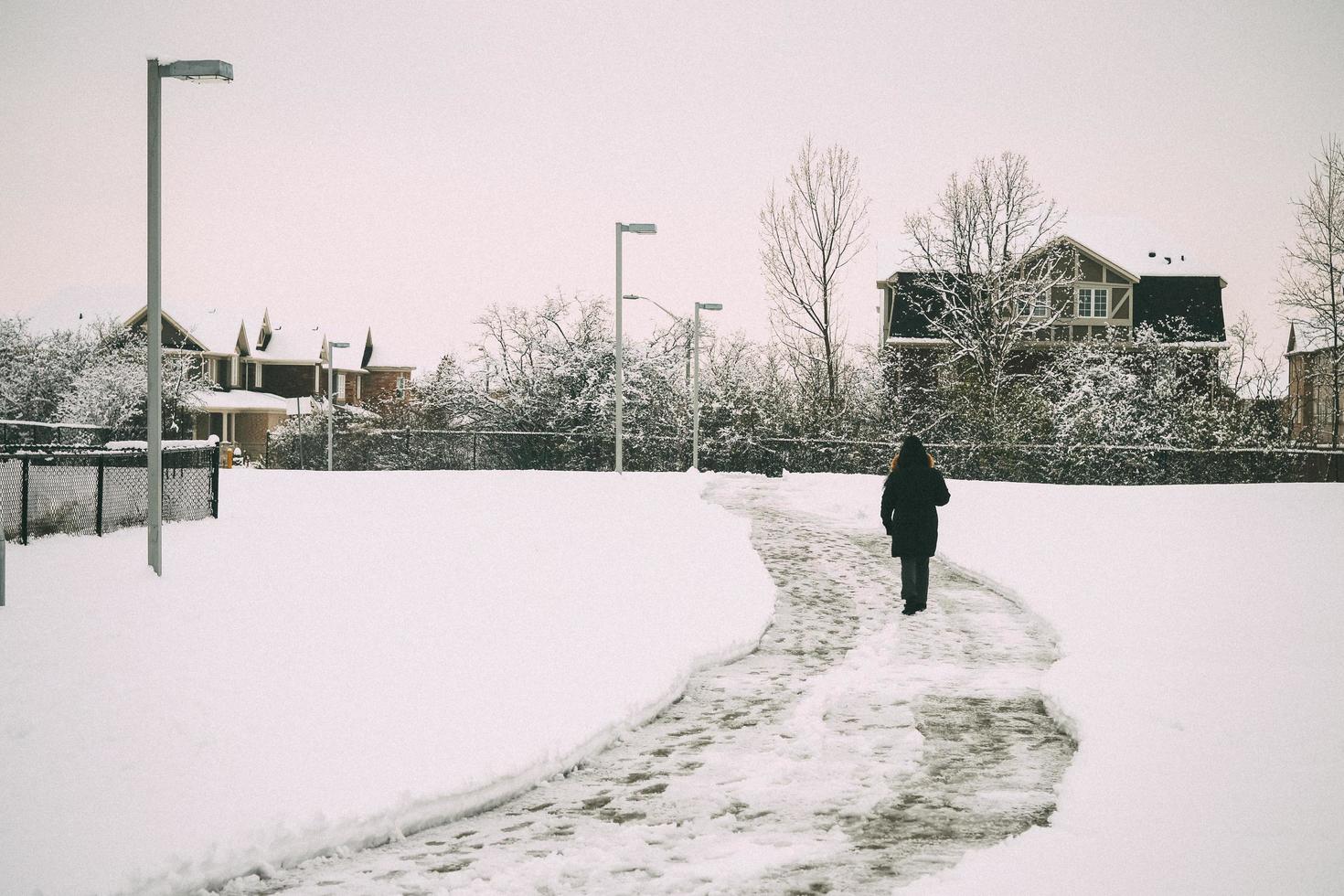 persona caminando en la nieve foto