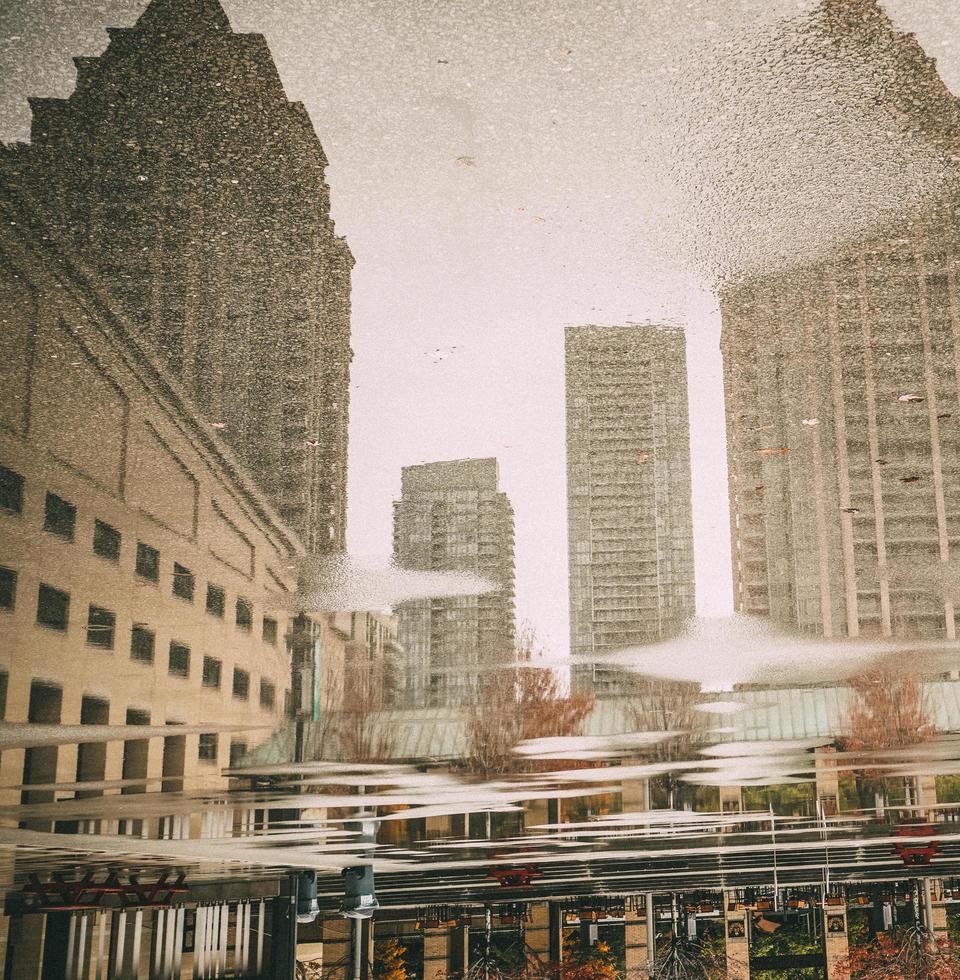 edificios de la ciudad reflejados en el agua foto