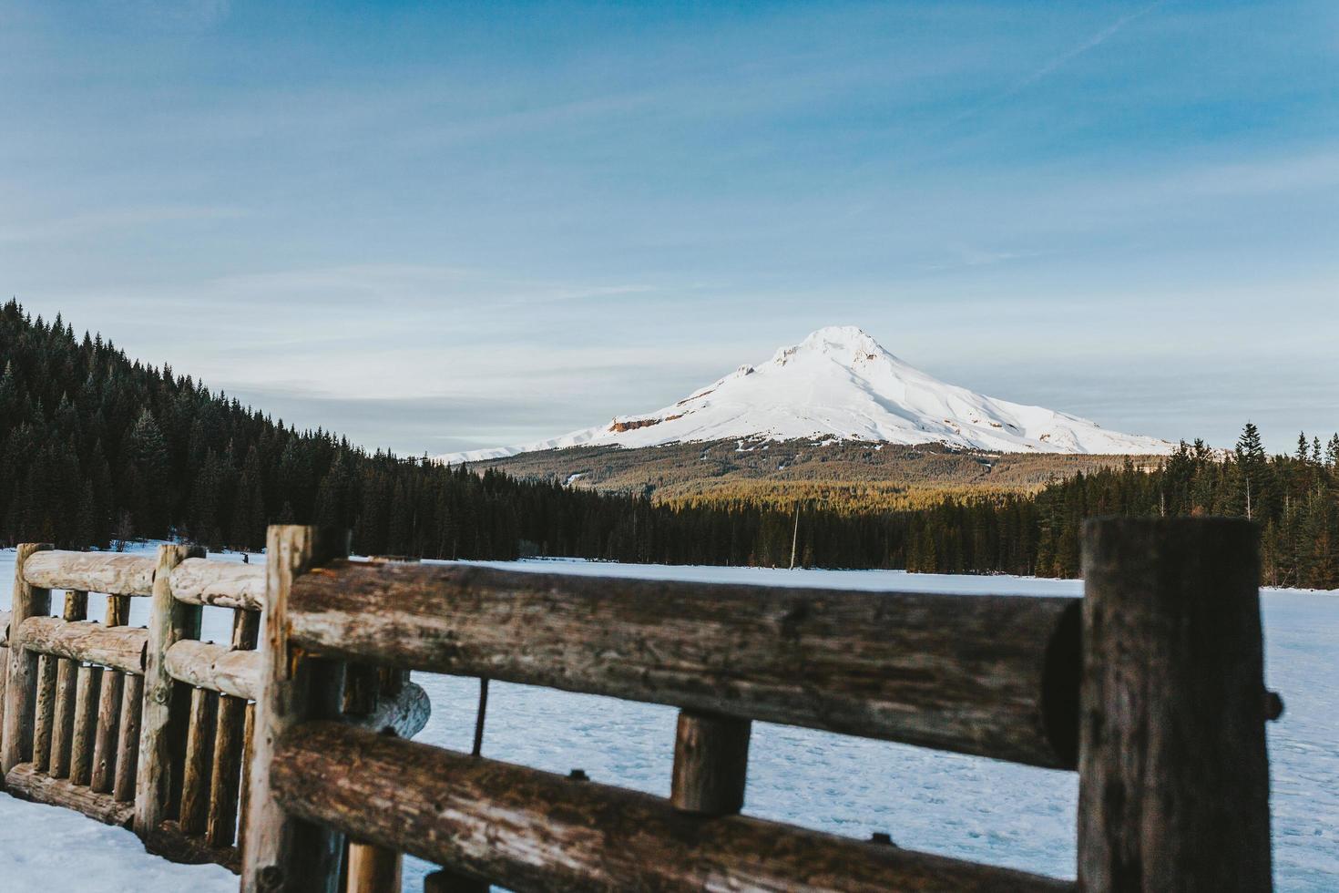 valla de madera marrón cerca de mt hood, oregon foto