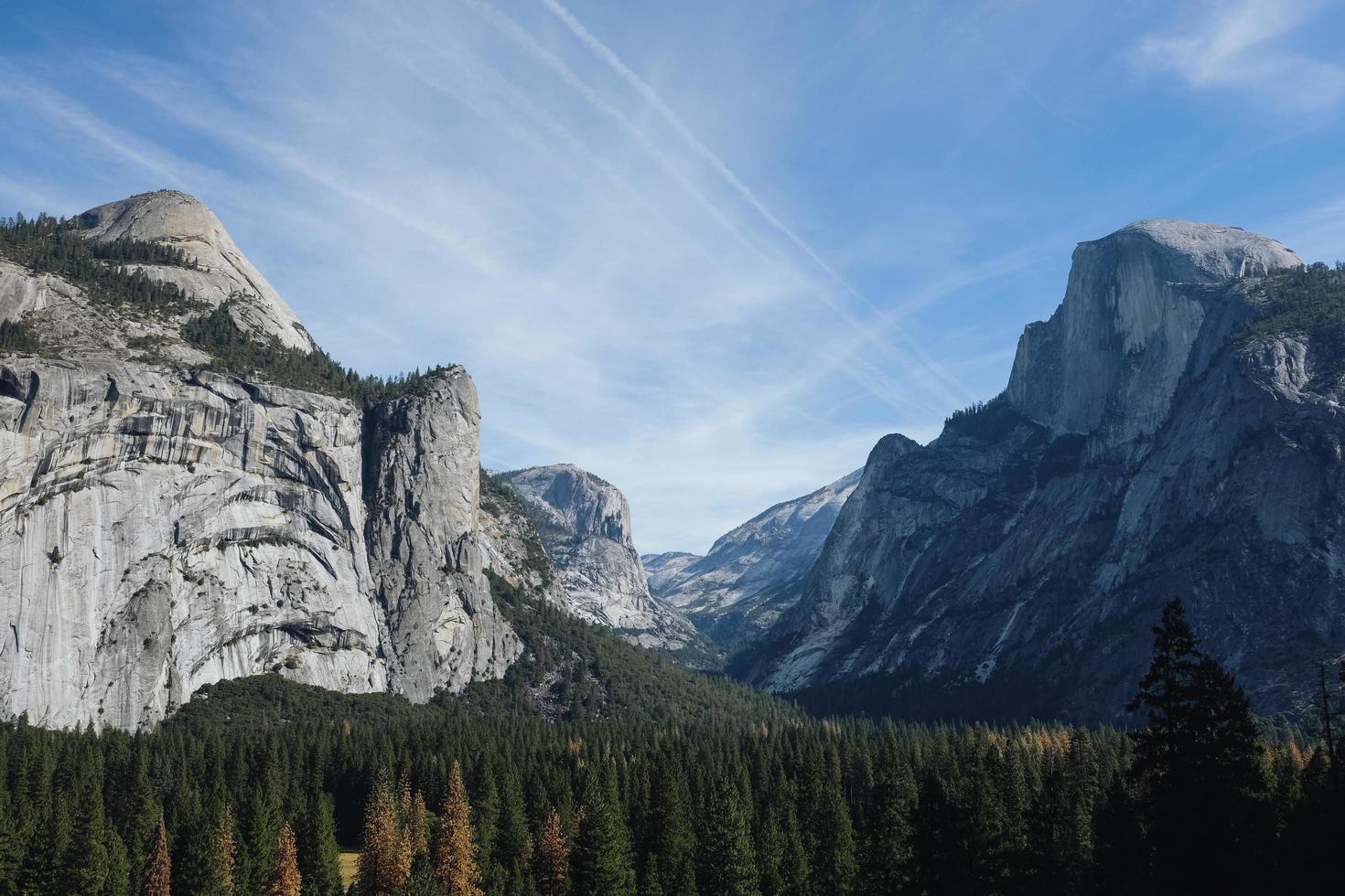 parque nacional de yosemite bajo cielo mixto foto