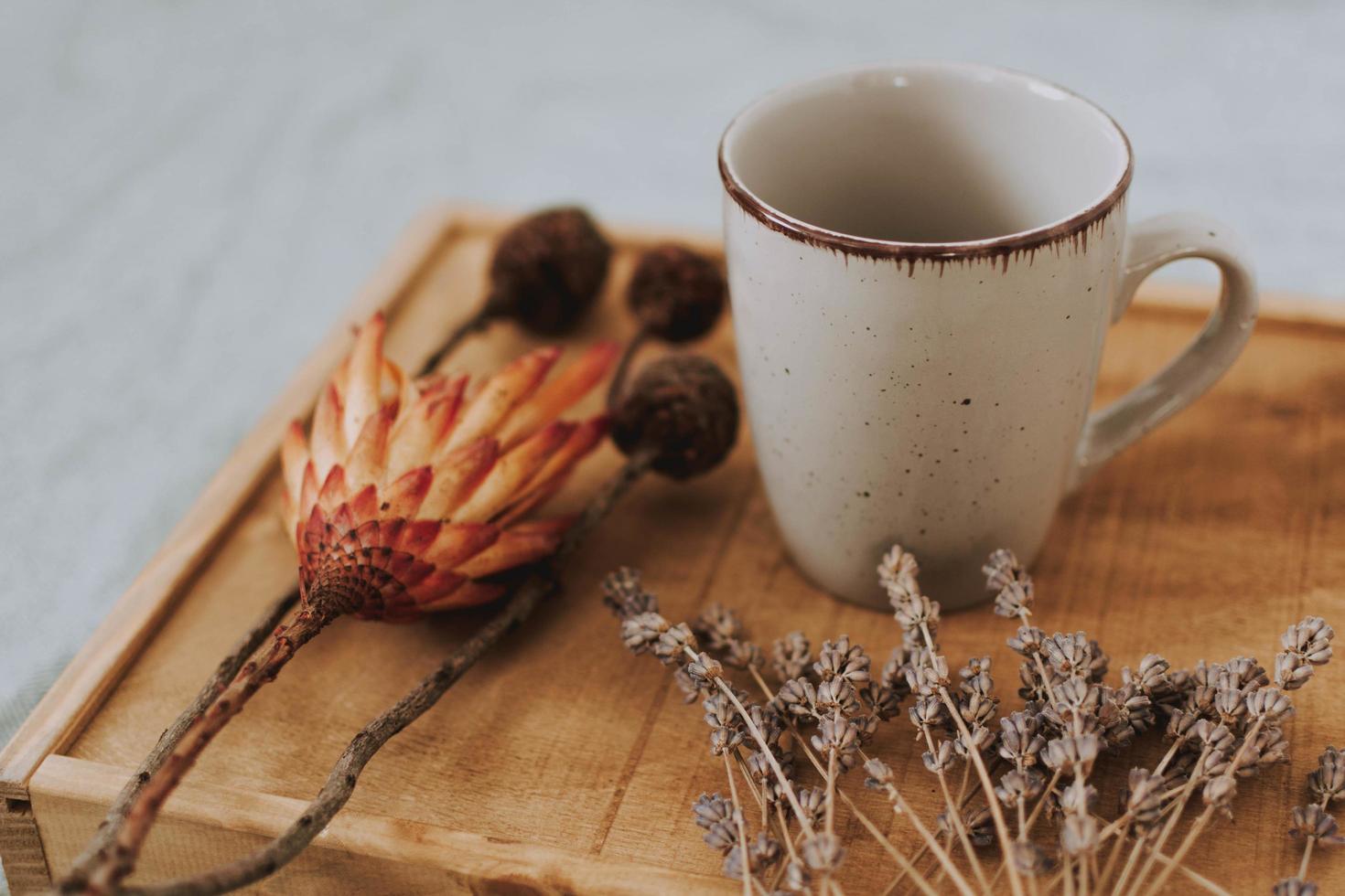 taza con flores secas foto