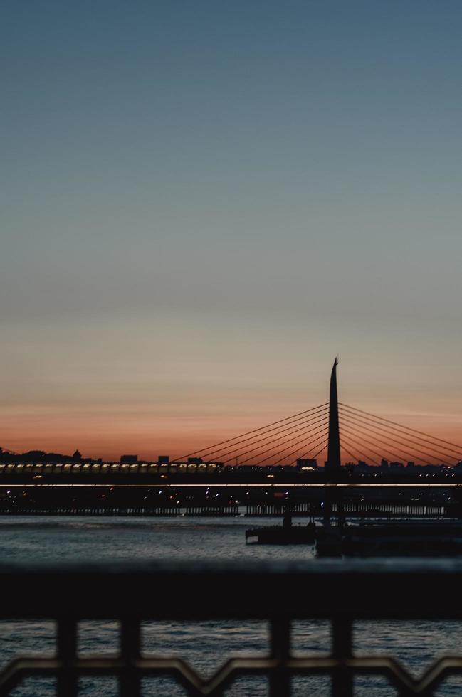 puente y luces de la ciudad al amanecer. foto