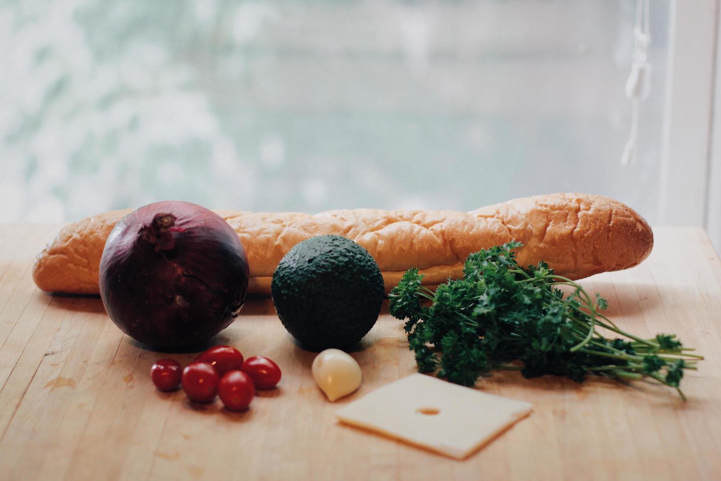 verduras al lado del pan foto