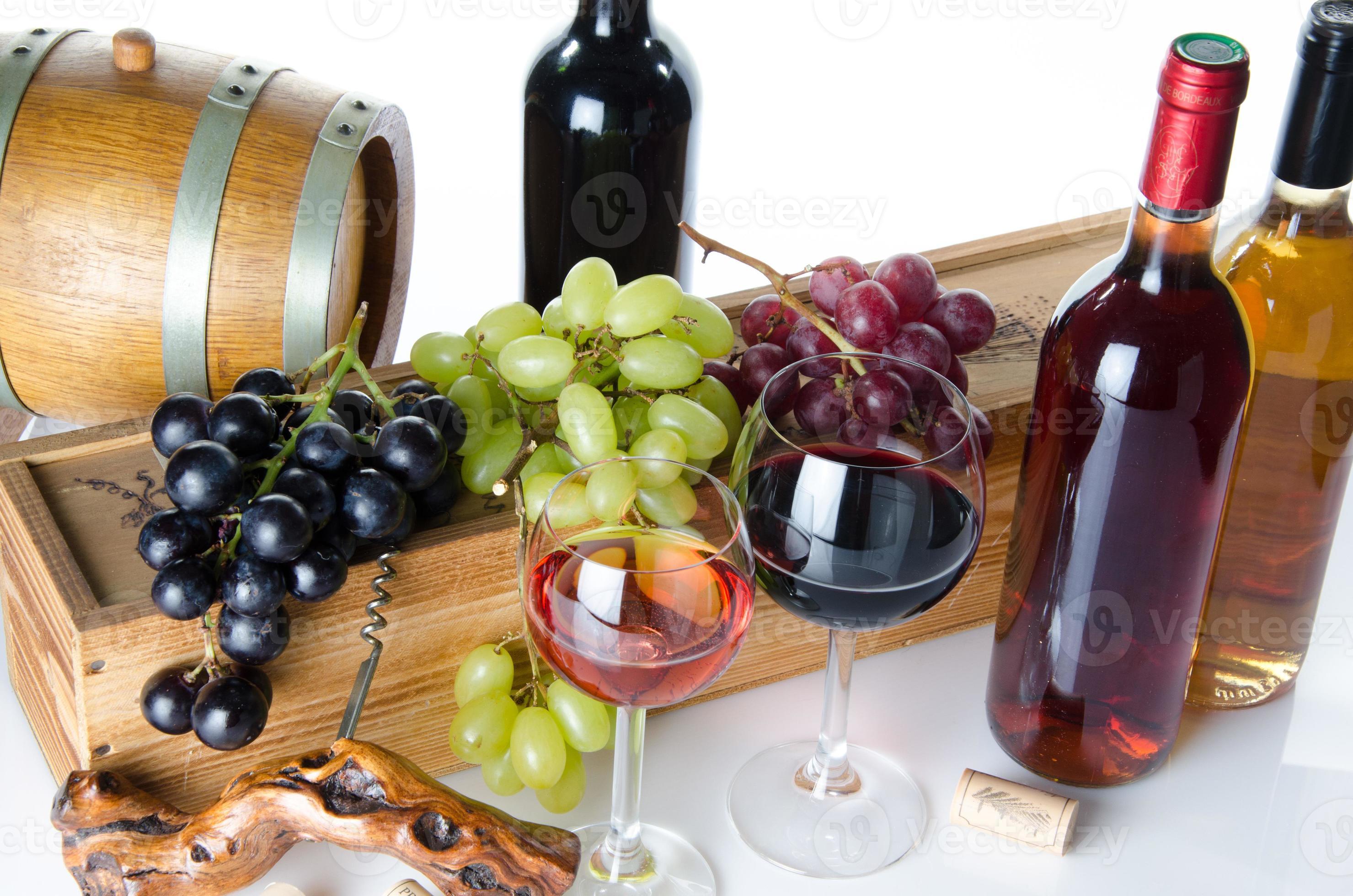 composición con vasos, botellas de vino y uvas foto