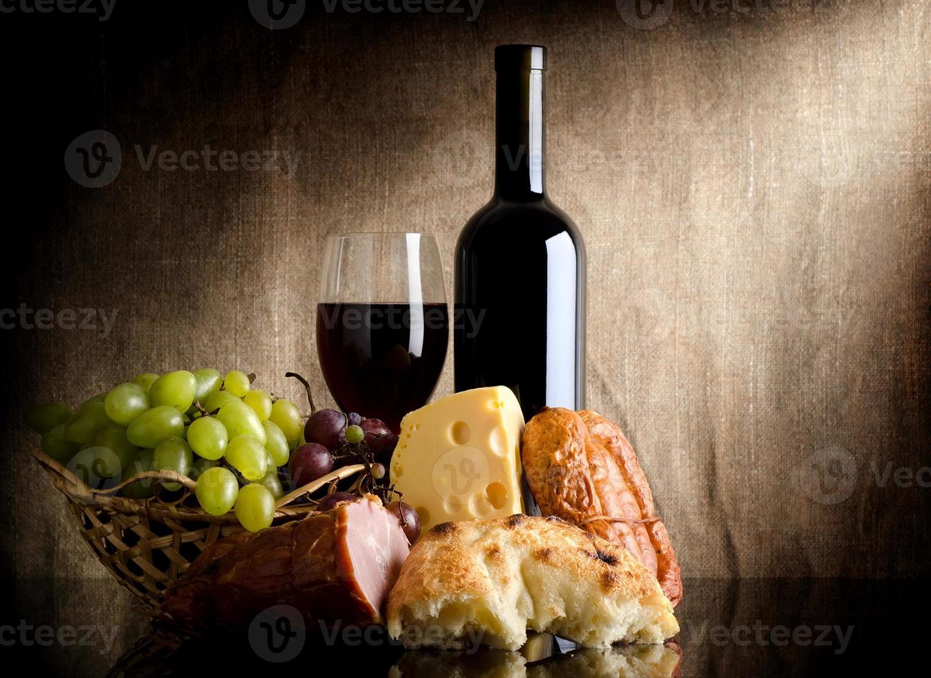 botella de vino y comida foto