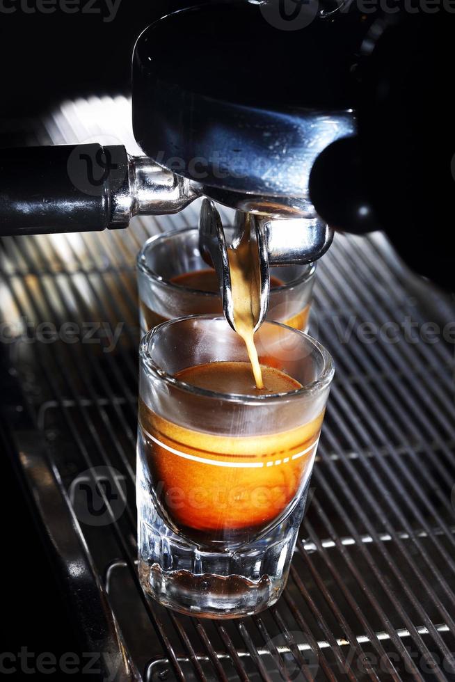 https://static.vecteezy.com/system/resources/previews/001/250/489/non_2x/espresso-machine-brewing-a-coffee-coffee-pouring-into-shot-glasses-photo.jpg