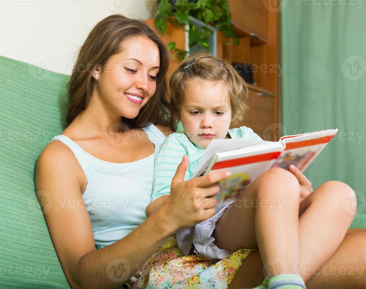 madre e hija leyendo un libro foto
