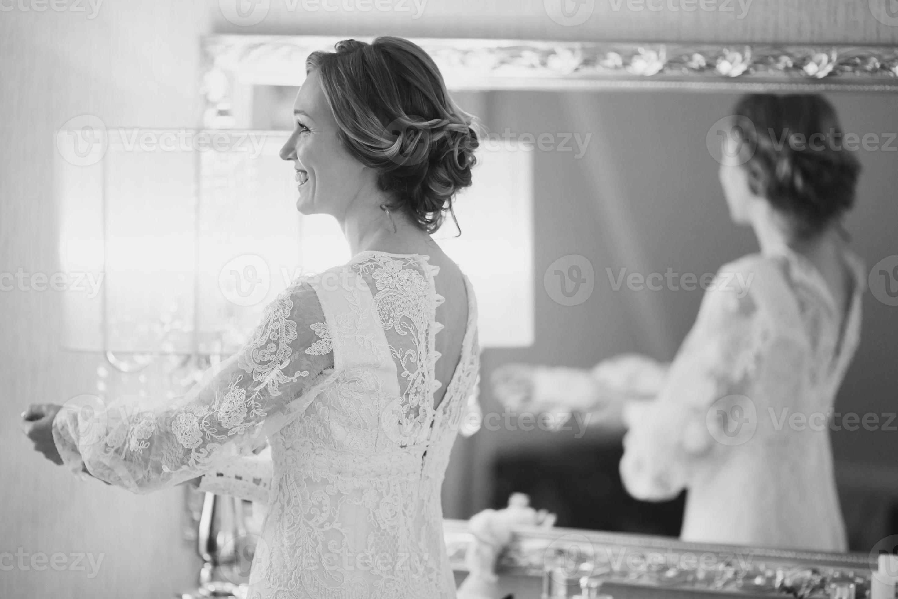 Foto de boda en blanco y negro de una novia preparándose.