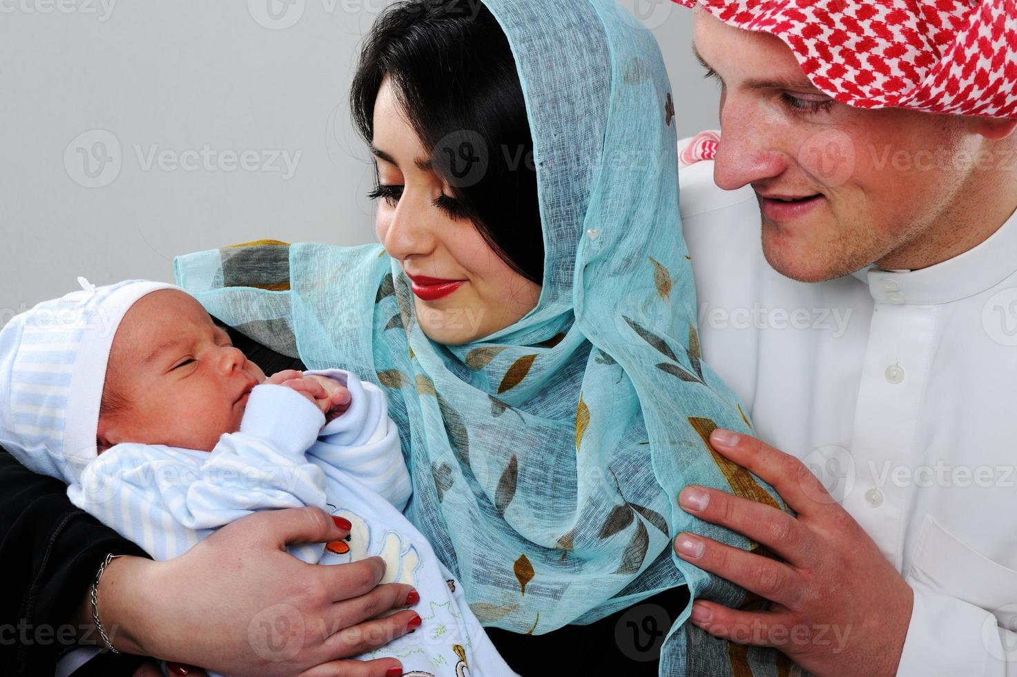 Pareja musulmana árabe con nuevo bebé en casa foto