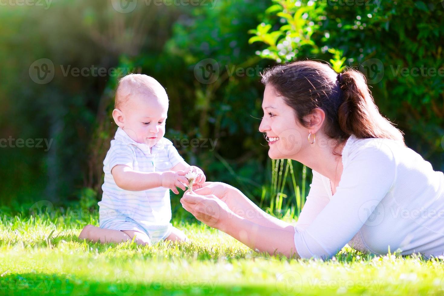 madre y bebé en el jardín foto