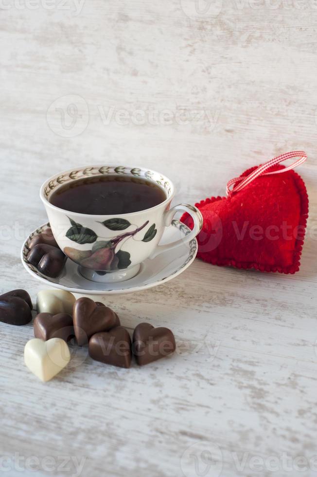 chocolates en forma de corazón. bodegón de san valentín. foto