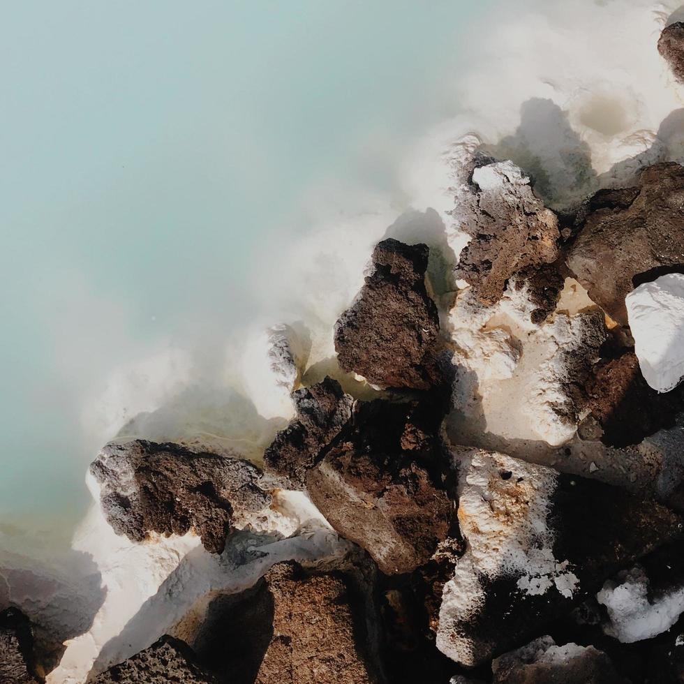 fragmento de piedra blanca y negra foto