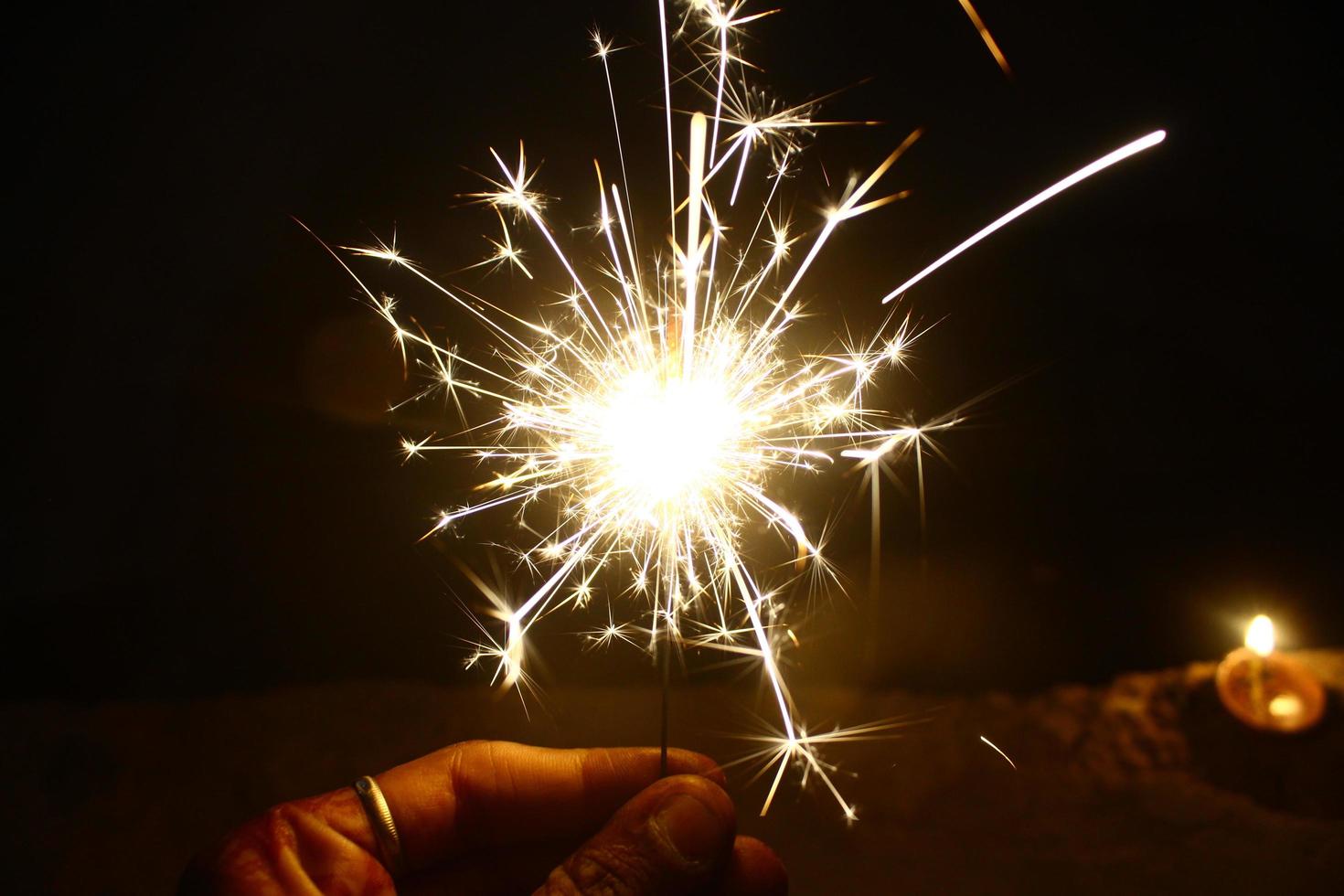 persona sosteniendo fuegos artificiales foto