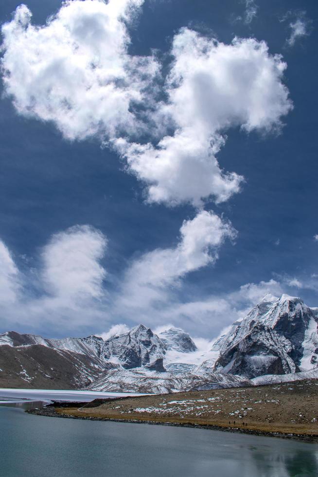 montañas nevadas bajo un cielo azul foto