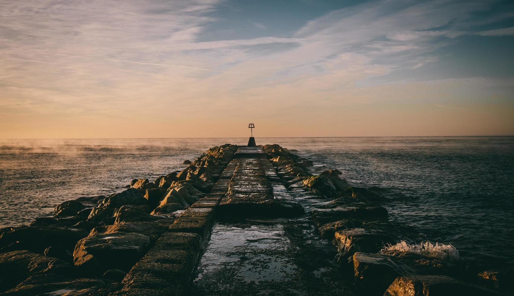 embarcadero oceánico al amanecer foto