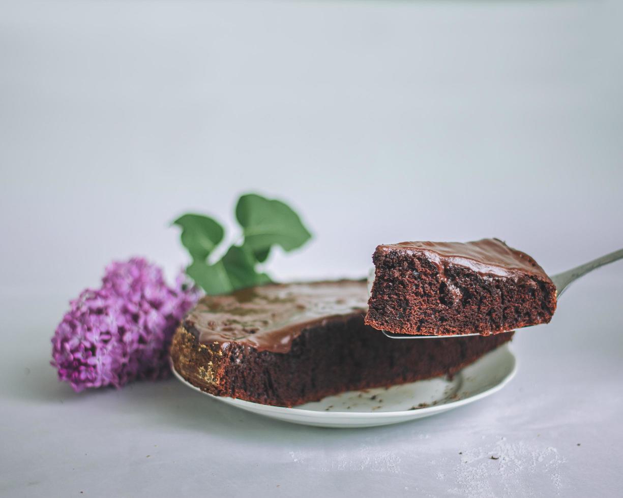 pastel de chocolate en rodajas foto