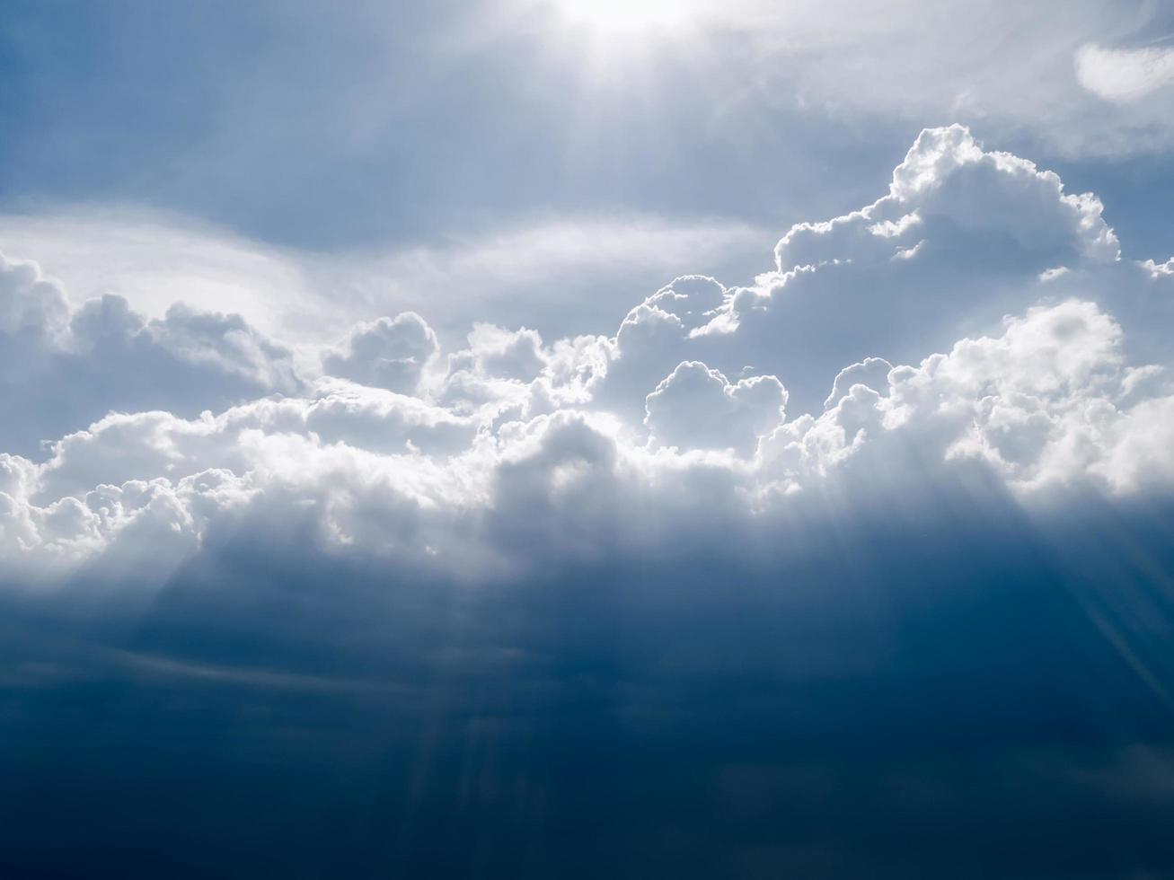 cielo soleado por la tarde foto