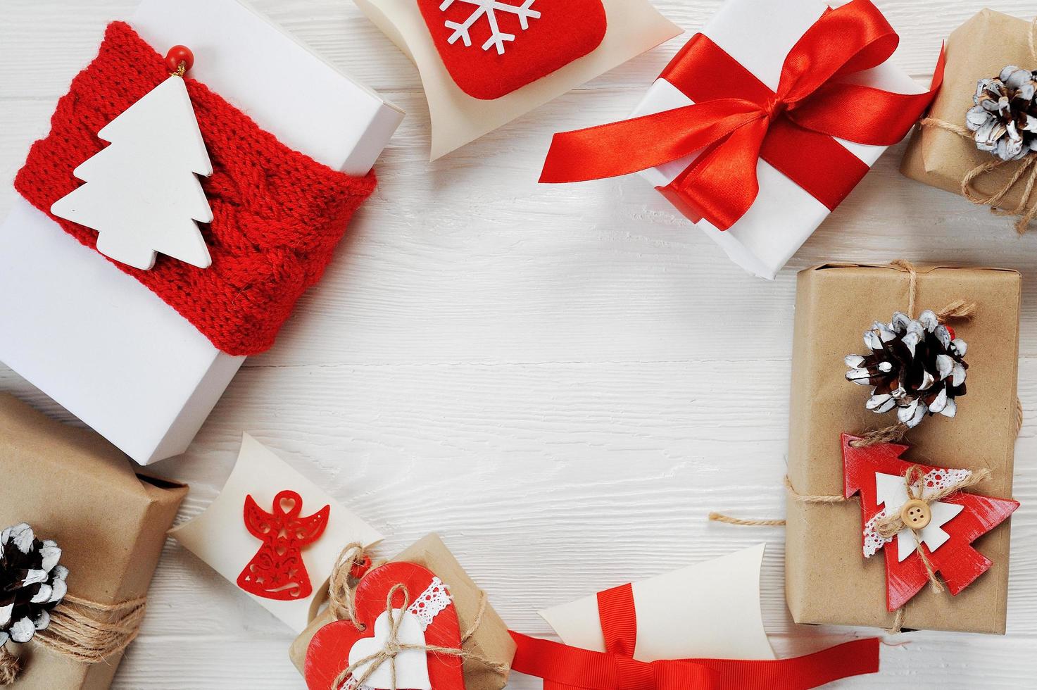 cajas de navidad decoradas con lazos rojos foto