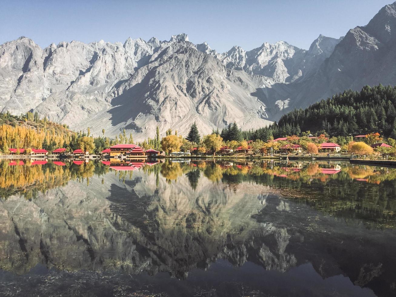 paisaje de reflejo en el agua foto