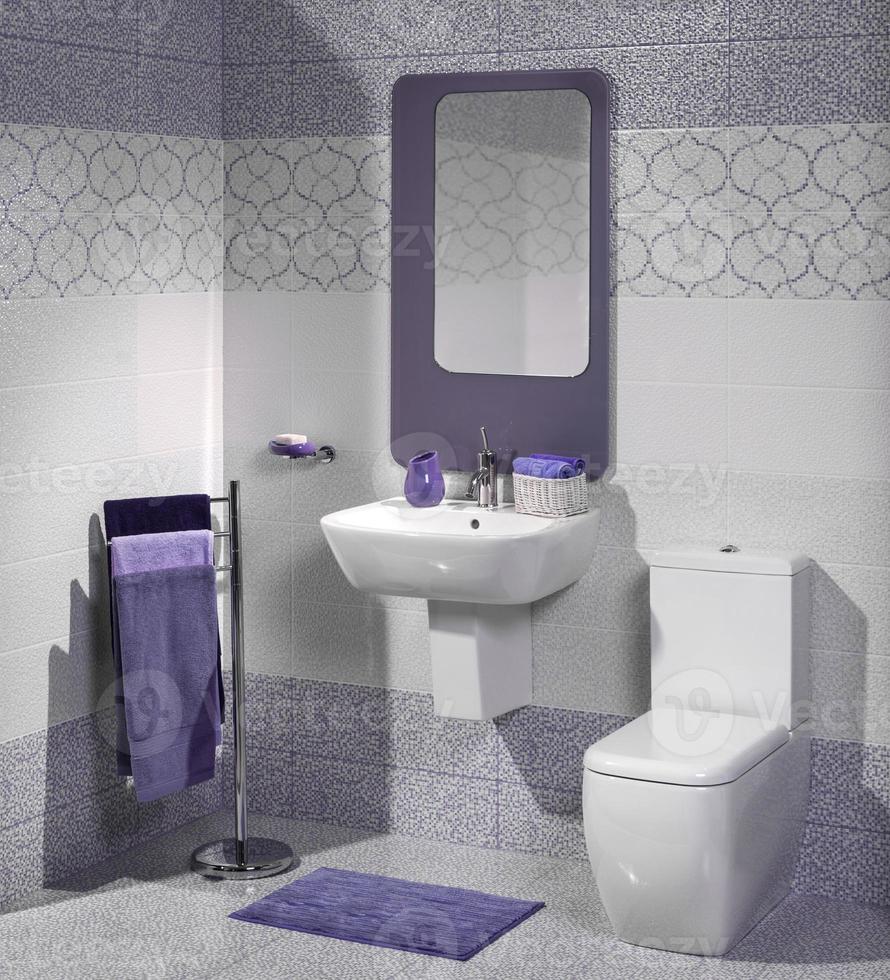 Detalle de un moderno cuarto de baño con lavabo e inodoro foto