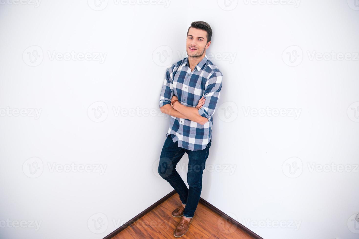 hombre de negocios en la esquina de pie de tela casual de la habitación foto