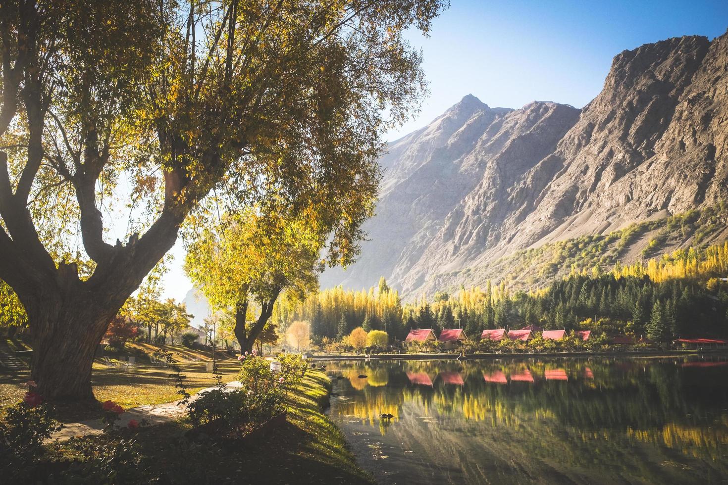 escena de otoño de la mañana en el lago kachura inferior foto