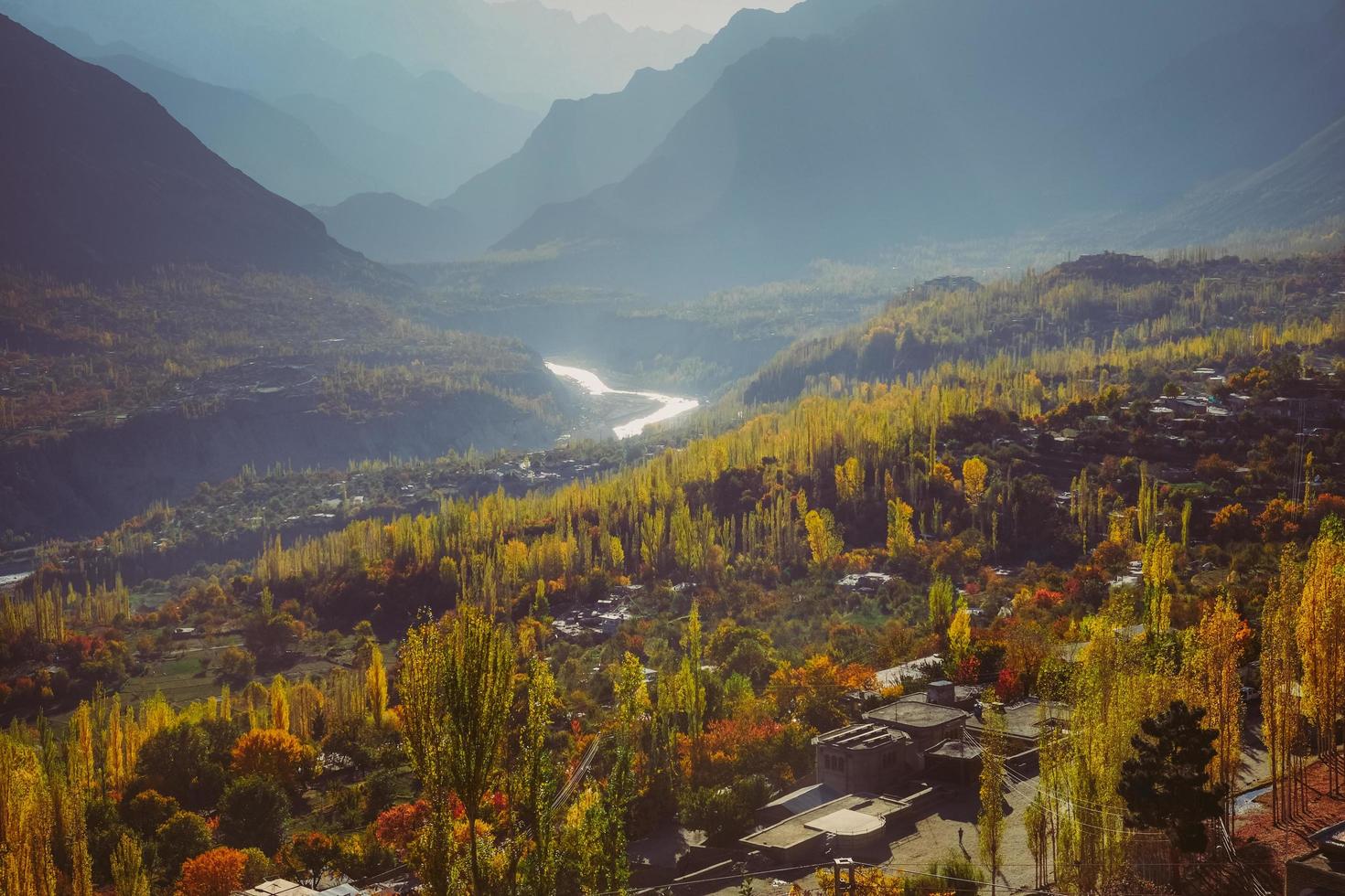 vista del paisaje otoñal de la cordillera karakoram foto