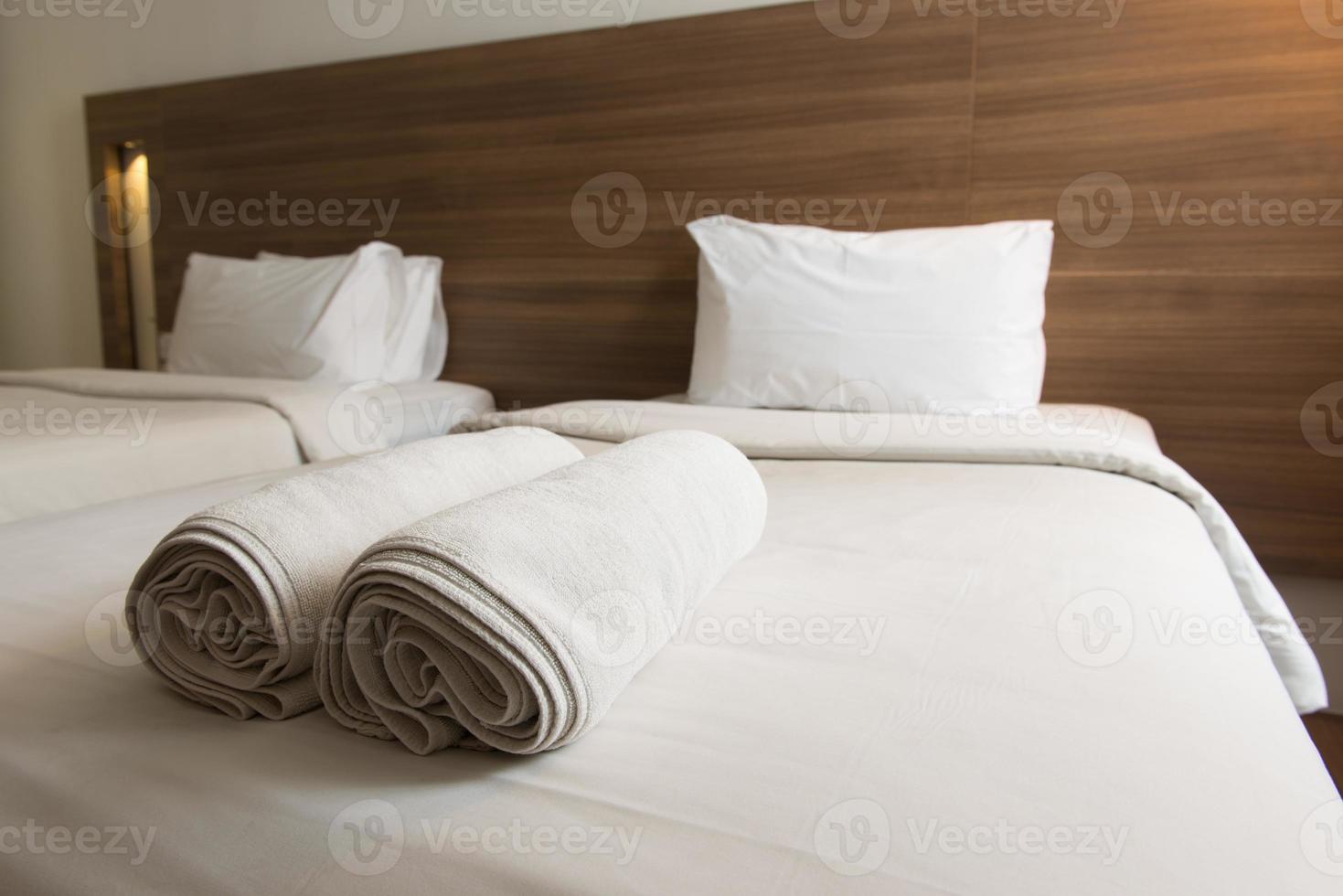 primer plano, de, un, hotel, cama, con, toallas foto