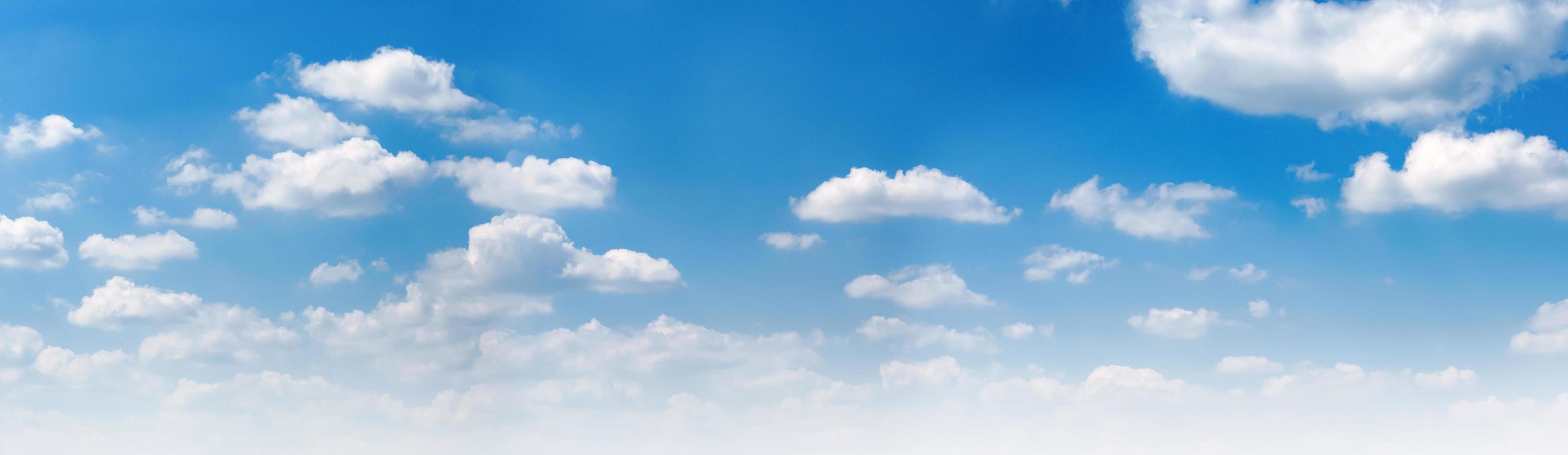 cielo azul y nubes blancas foto