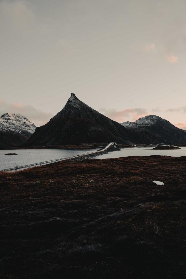 montañas detrás de un puente foto