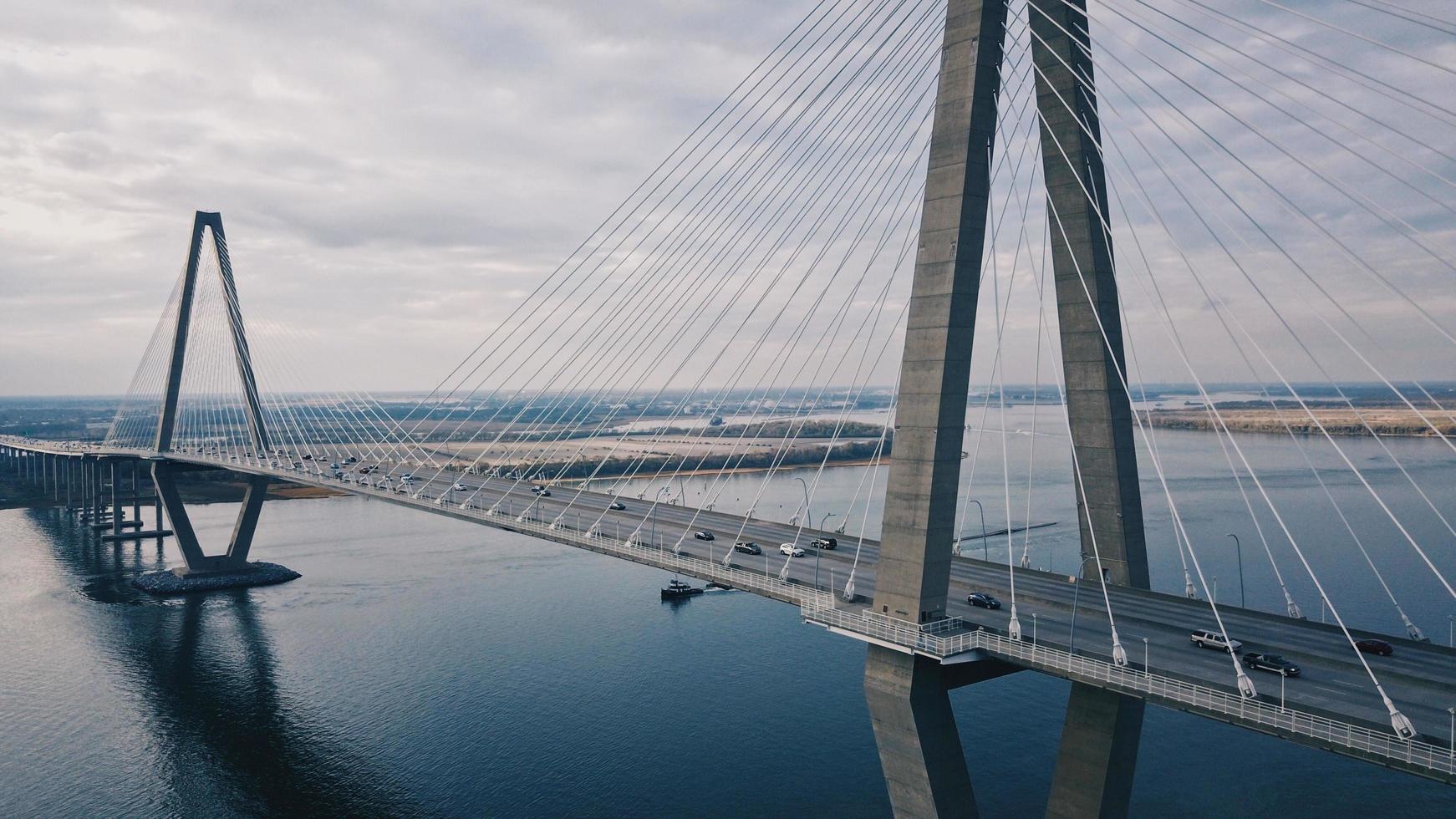 puente colgante gris foto