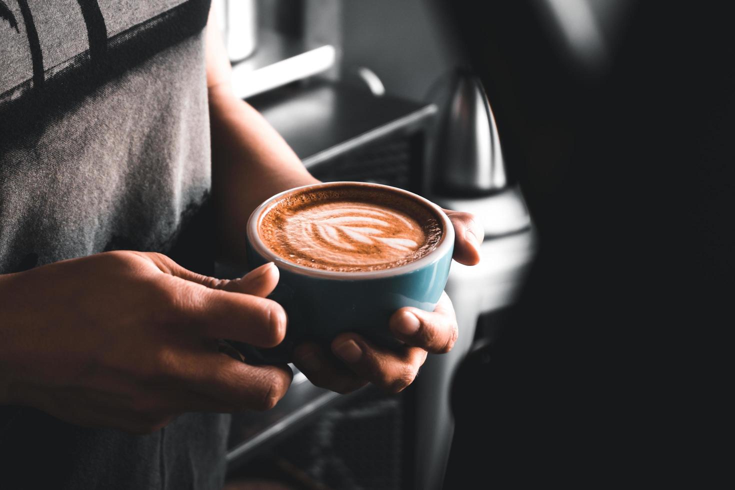 persona sosteniendo una taza de cafe foto