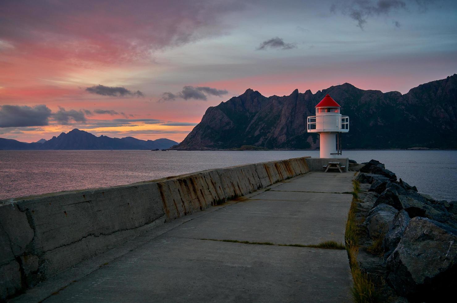 faro blanco cerca del agua foto