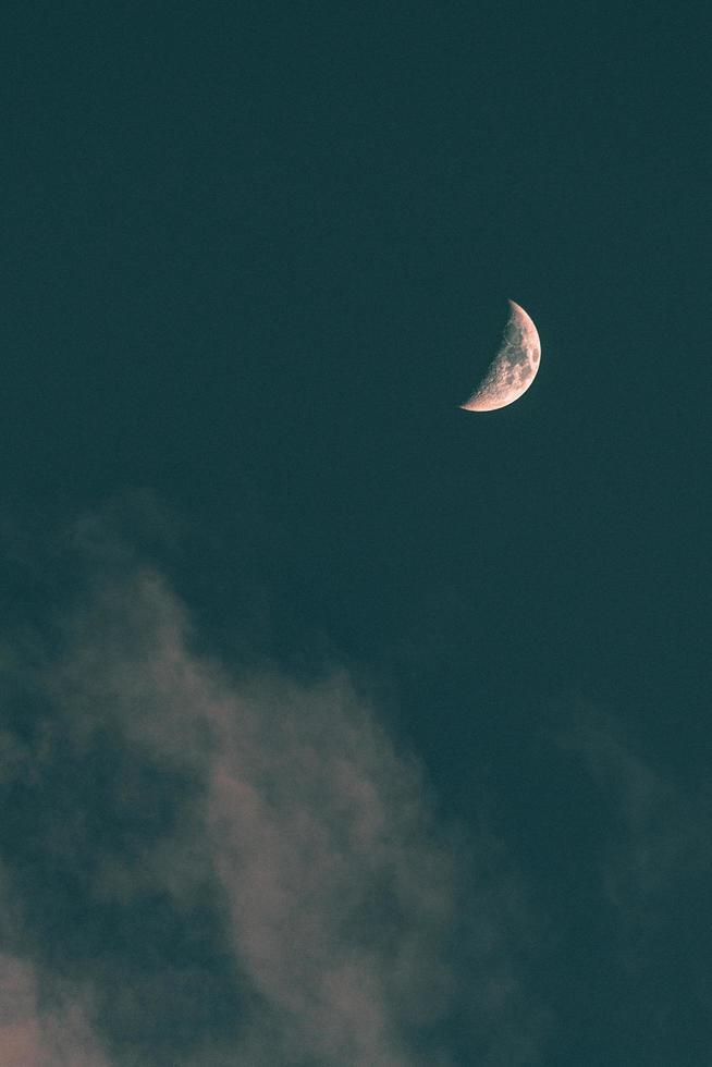 media luna en el cielo foto