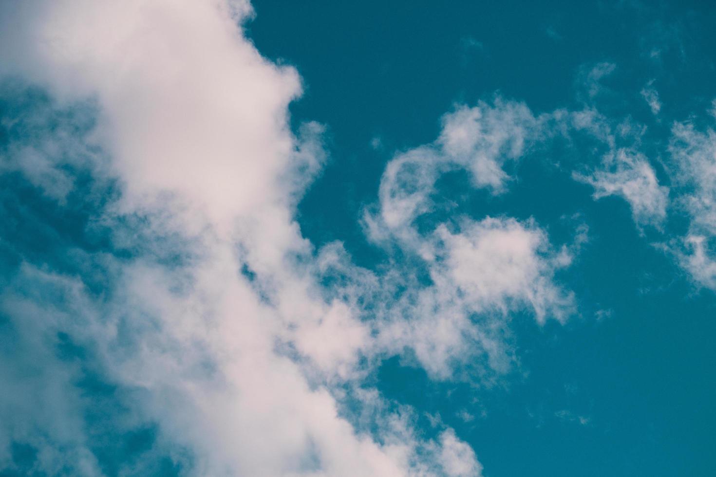 nubes blancas en el cielo azul foto