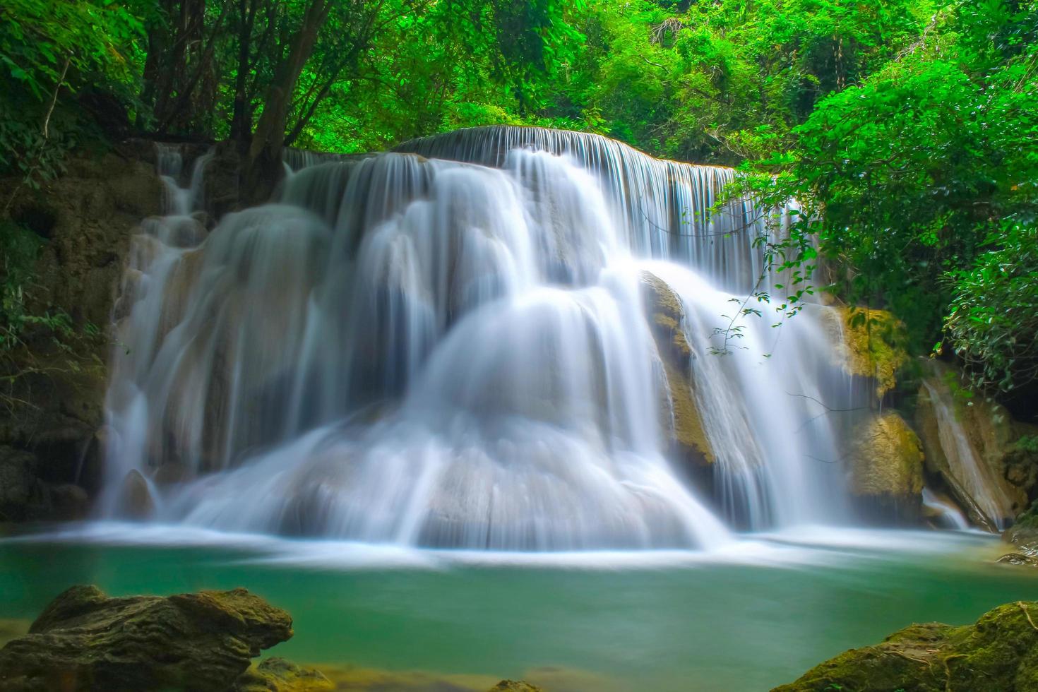 hermosa cascada en una selva tropical foto