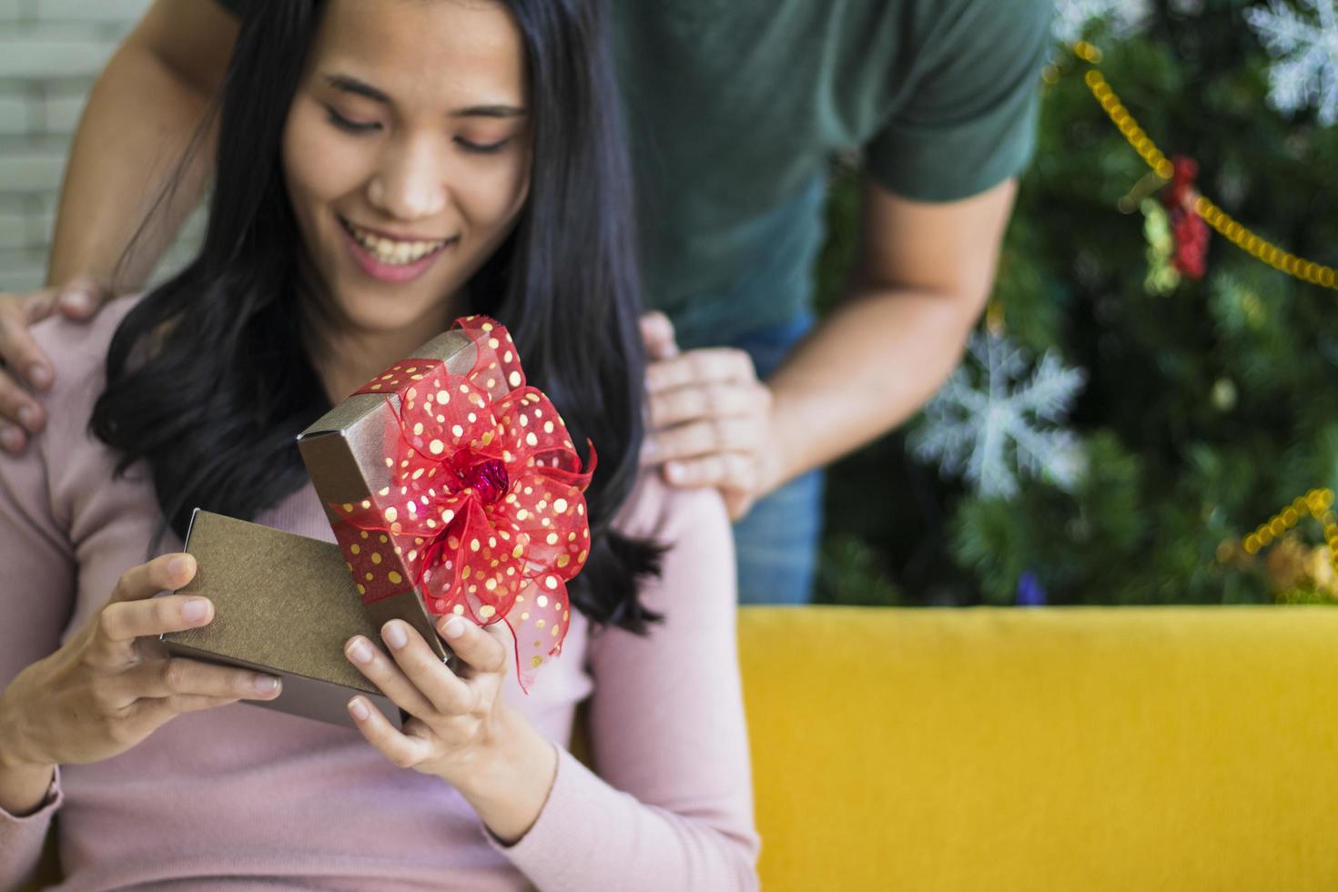 mujer recibiendo regalo de navidad foto