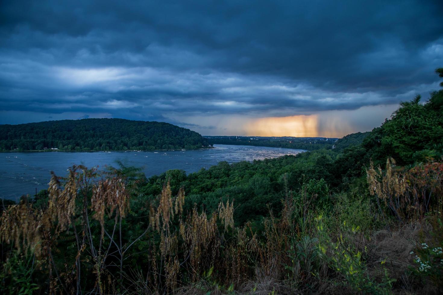 tormenta de verano sobre un río foto