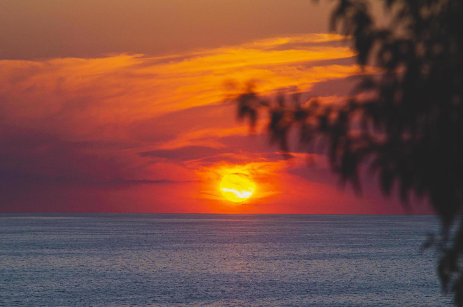 puesta de sol en el mar foto