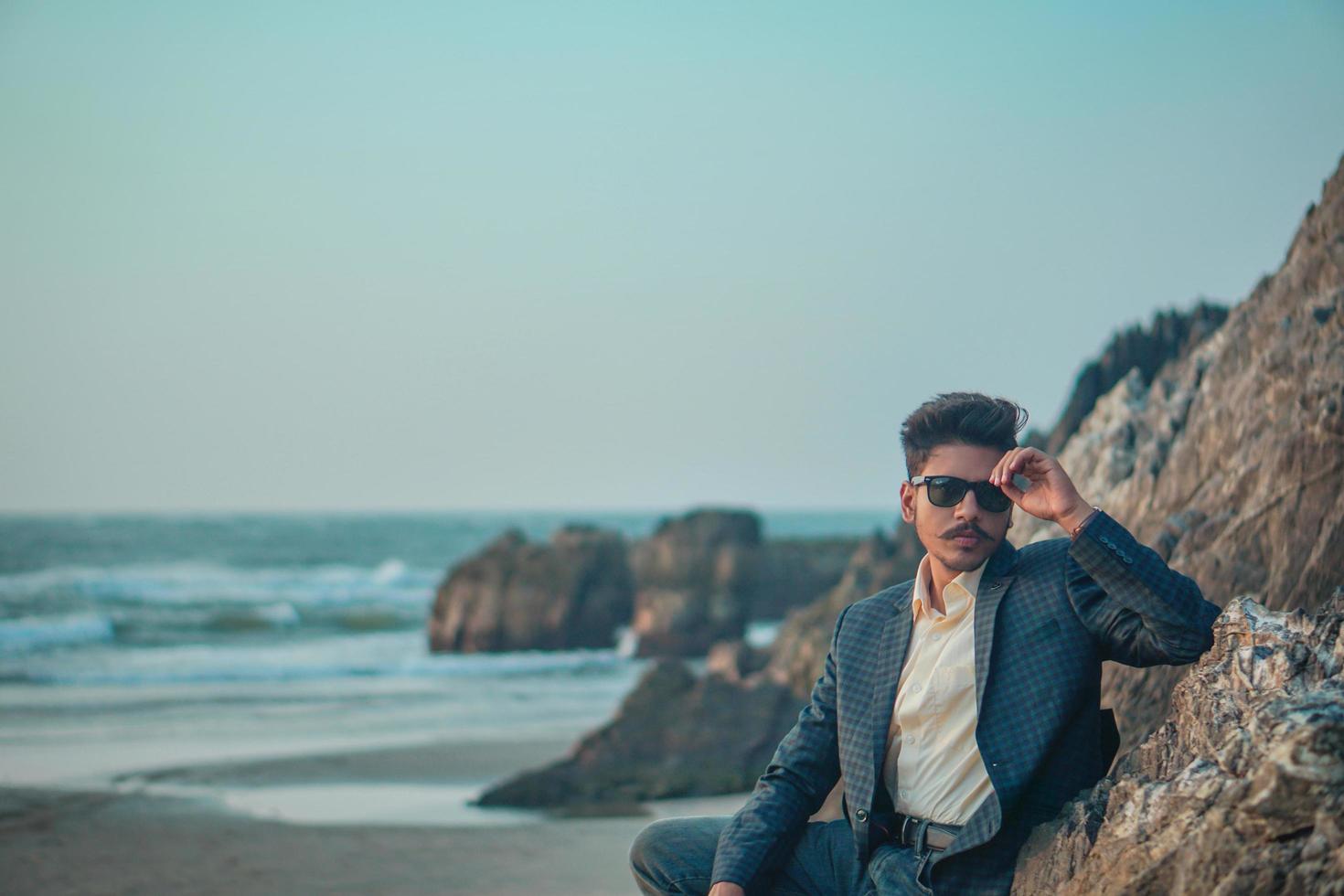 hombre en traje en la playa foto