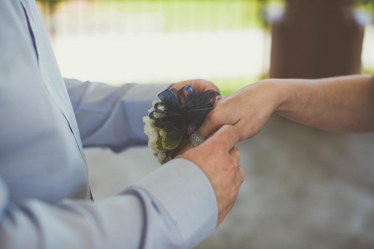 persona en traje azul ayudando con corsé foto